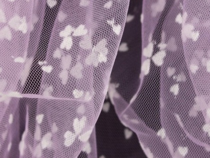 Gaiši violets tills ar samta sirsniņām