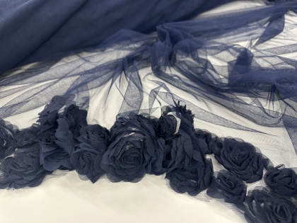 Tumši zils tills ar rozēm