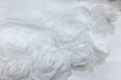 Balts tills ar rozēm