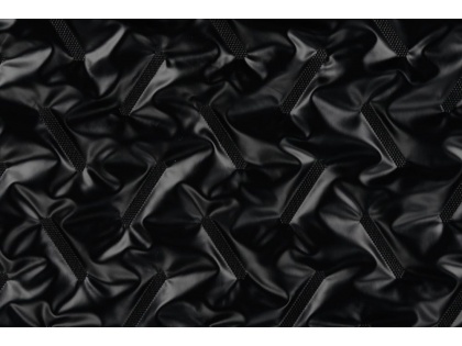 Melns - stepēts virsdrēbju audums