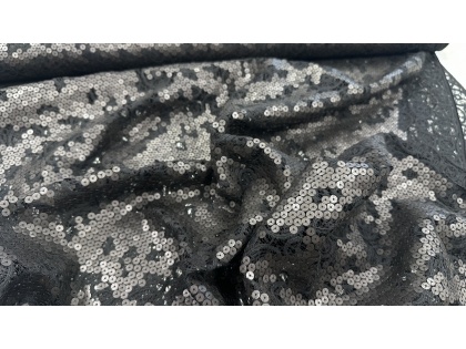 Brūns fliteri uz melnu mežģīni