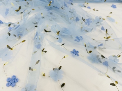 Zilas izšūtās puķītes – tills