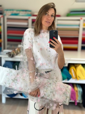 Zilas izšūtās puķītes – tills