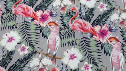 Papagaiļi un flamingo uz pelēka – kokvilnas trikotāža, auduma gabals 80 cm