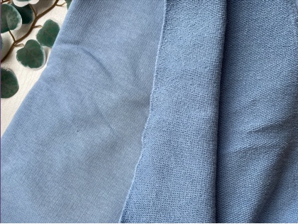 Gaiši zila 3 dienu cilpiņtrikotāža ar defektu – auduma gabals 70 cm