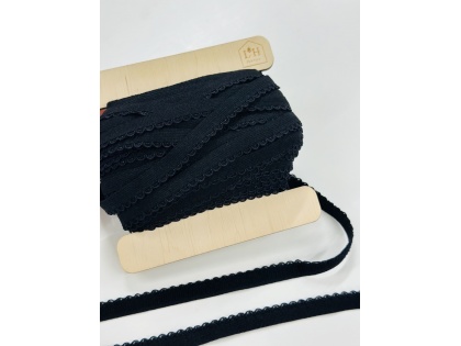 Melna apakšveļas gumija ar cakiņu