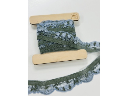 Zaļā gumija ar mežģīni