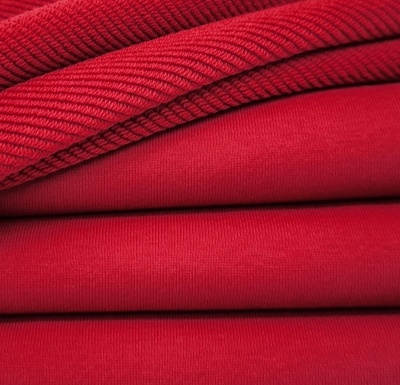 Sarkana 3 diegu cilpiņtrikotāža