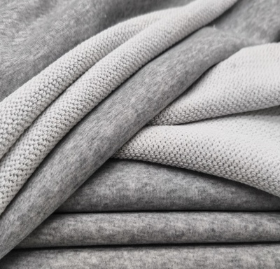Vidēji pelēka melanžas 3 diegu cilpiņtrikotāža
